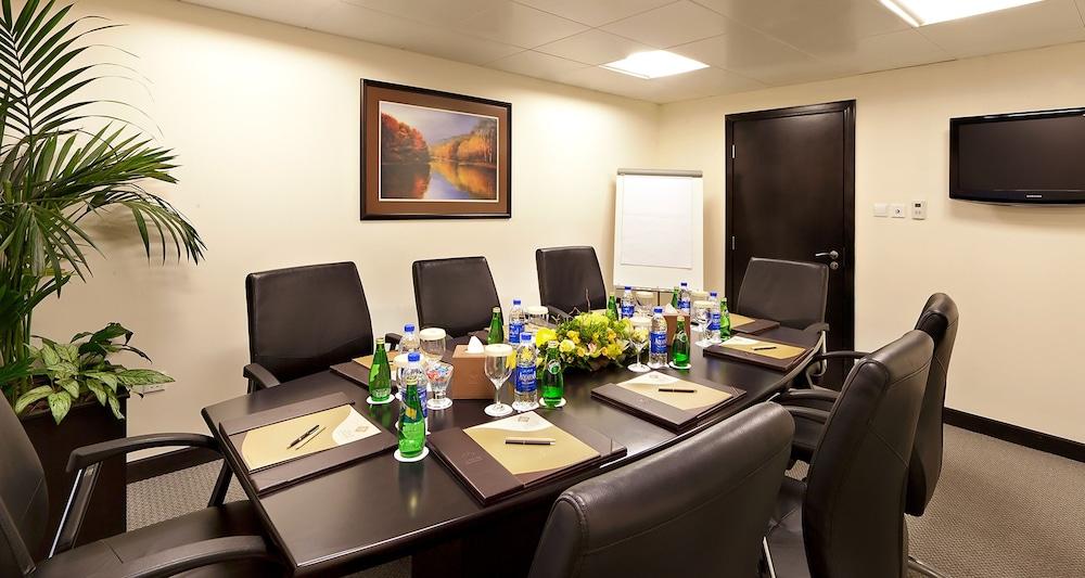 Al Manzel Aparthotel